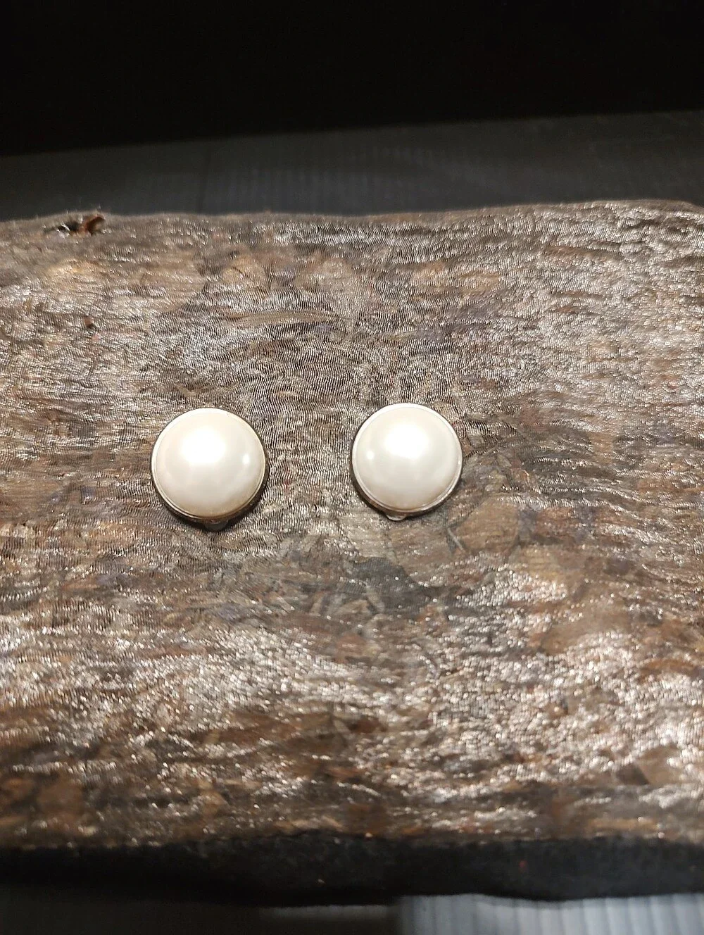 🍒🤍🍒 Timeless Retro Style Cream Ivory Domed Faux Pearl & Gold Earrings